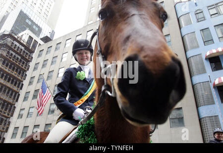 Die Teilnehmer des St. Patrick's Day Parade von März bis Fifth Avenue in New York City am 16. März 2012. In New York, die massiven Parade, die die Vereinigten Staaten vorgelagert ist, wurde von 750 Mitglieder der New York Army National Guard geführt. UPI/John angelillo Stockfoto