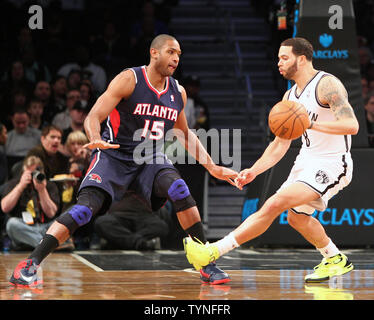 Brooklyn Nets guard Deron Williams (8) Laufwerke an den Korb gegen die Atlanta Hawks center Al Horford (15) Im ersten Quartal beim Barclays Center in New York City am 17. März 2013. UPI/Nicole Süße Stockfoto