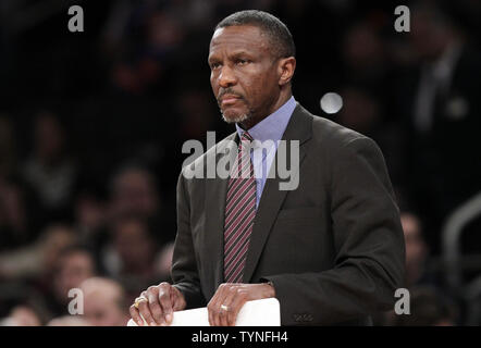 Toronto Raptors Head Coach Dwayne Casey steht in der Nähe der Bank in der ersten Hälfte gegen die New York Knicks im Madison Square Garden in New York City am 23. März 2013. UPI/John angelillo Stockfoto