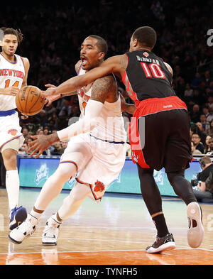 New York Knicks J.R. Smith ist von der Toronto Raptors DeMar DeRozan im vierten Quartal im Madison Square Garden in New York City Gefoult am 23. März 2013. Die Knicks besiegten die Raptors 110-96. UPI/John angelillo Stockfoto