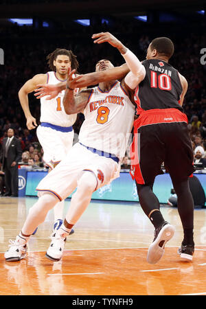 New York Knicks J.R. Smith ist von der Toronto Raptors DeMar DeRozan im vierten Quartal im Madison Square Garden in New York City Gefoult am 23. März 2013. Die Knicks besiegten die Raptors 110-96. UPI/John angelillo Stockfoto