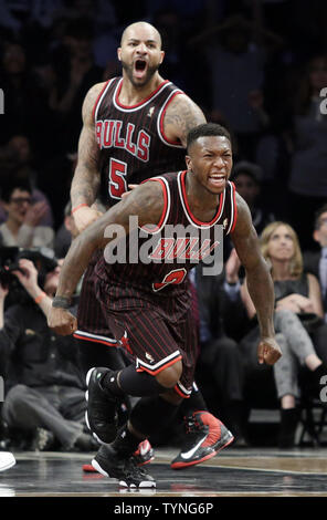 Chicago Bulls Nate Robinson und Carlos Boozer reagieren nach Robinson kerben einen Korb in der letzten Minute des vierten Viertels gegen die Brooklyn Nets bei Barclays Center in New York City am 4. April 2013. Die Bullen besiegten die Netze 92-90. UPI/John angelillo Stockfoto