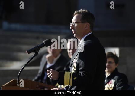 WASHINGTON (Nov. 18, 2016) der hinteren Adm. David J.Hahn, bietet Ihnen kurze Erläuterungen nach Linderung der hinteren Adm. Mat W. Winter als Chef des Naval Research (CNR) während eines Change-of-Befehl Zeremonie an der U.S. Navy Memorial in Washington, D.C. Hahn, eine dekorierte u-Boot Kommandant und Naval Erwerb Officer, wird das Amt des Naval Research (ONR) und die Rund 2 Mrd. $ Abteilung der Marine Budget für naval Wissenschaft und Technik Programme überwachen. Winter, eine dekorierte Aviator mit fortgeschrittenen Grad in Informatik und nationale Ressource Strategie, der F-35 Joint Program Stockfoto