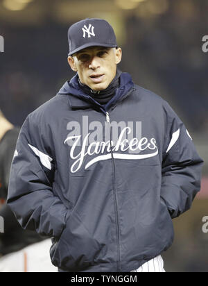 New York Yankees Manager Joe Girardi geht zurück auf die im dritten Inning gegraben gegen die Baltimore Orioles im Yankee Stadium in New York City am 12. April 2013. UPI/John angelillo Stockfoto