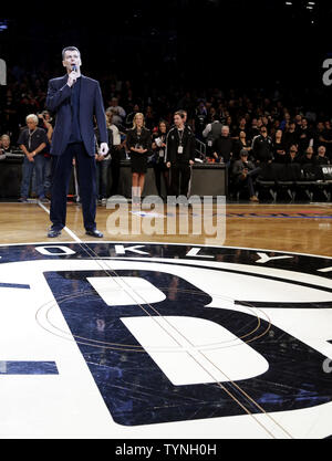 Brooklyn Nets Eigentümer Michail Prochorov spricht auf dem Hof vor dem Spiel gegen die Chicago Bulls in Spiel eins der ersten Runde der NBA Eastern Conference Playoffs bei Barclays Center in New York City am 20. April 2013. UPI/John angelillo Stockfoto