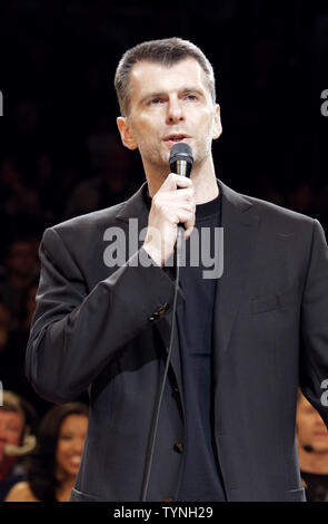 Brooklyn Nets Eigentümer Michail Prochorov spricht auf dem Hof vor dem Spiel gegen die Chicago Bulls in Spiel eins der ersten Runde der NBA Eastern Conference Playoffs bei Barclays Center in New York City am 20. April 2013. UPI/John angelillo Stockfoto