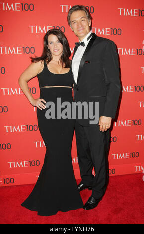 Dr. Mehmet Oz und seiner Frau Lisa kommen an der Zeit 100 Gala bei Jazz at Lincoln Center am 23. April 2013 in New York City. UPI/Monika Graff Stockfoto