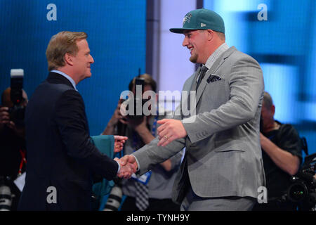 Lane Johnson, offensive von Oklahoma, grüßt NFL Beauftragter Roger Goodell nach der Philadelphia Eagles, ihn als den #4 Pick im 2013 NFL Draft in der Radio City Music Hall in New York City am 25. April 2013 auswählen. UPI/Rich Kane Stockfoto
