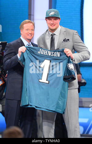 Lane Johnson, beleidigender Gerät von Oklahoma, hält ein Adler Jersey und steht neben NFL Beauftragter Roger Goodell nach der Philadelphia Eagles wählen Sie Ihn als den #4 Pick im 2013 NFL Draft in der Radio City Music Hall in New York City am 25. April 2013. UPI/Rich Kane Stockfoto
