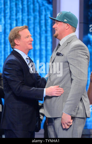 Lane Johnson, offensive von Oklahoma, grüßt NFL Beauftragter Roger Goodell nach der Philadelphia Eagles, ihn als den #4 Pick im 2013 NFL Draft in der Radio City Music Hall in New York City am 25. April 2013 auswählen. UPI/Rich Kane Stockfoto