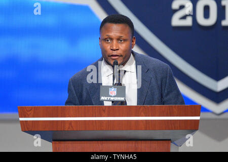 Ehemalige Detroit Lions runningback Barry Sanders kündigt Hesekiel ansah, defensive End aus Bringham Young, nachdem die Detroit Lions, ihn als den #6 Pick im 2013 NFL Draft in der Radio City Music Hall in New York City am 25. April 2013 auswählen. UPI/Rich Kane Stockfoto