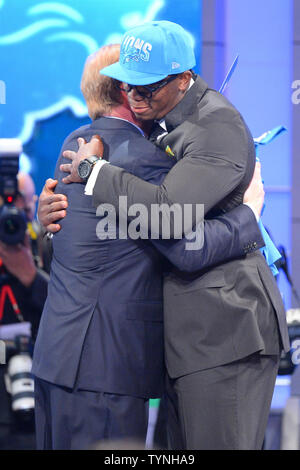 Hesekiel ansah, defensive End aus Bringham Young, grüßt NFL Beauftragter Roger Goodell nach der Detroit Lions, ihn als den #6 Pick im 2013 NFL Draft in der Radio City Music Hall in New York City am 25. April 2013 auswählen. UPI/Rich Kane Stockfoto