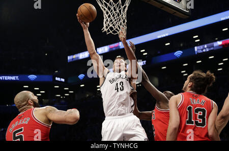 Brooklyn Nets Kris Humphries Kerben zwischen Chicago Bulls Carlos Boozer und Joakim Noah in der ersten Hälfte in Spiel fünf der ersten Runde der NBA Eastern Conference Playoffs bei Barclays Center in New York City am 29. April 2013. UPI/John angelillo Stockfoto