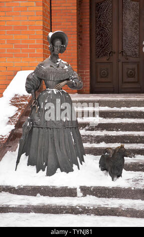 Skulptur von Dame mit Hund vor regionalen Drama Theater in Mogilev. Weißrussland Stockfoto