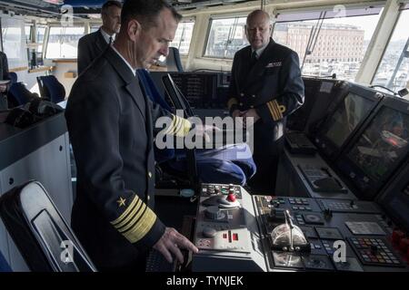 BALTIMORE (Nov. 18, 2016) Chef der Naval Operations (CNO) Adm. John Richardson besucht HDMS Peter Willemoes (F 362) der Royal Danish Navy und traf mit seinem dänischen Amtskollegen hinten Adm. Frank Trojahn, Leiter des militärischen Personals. Richardson überprüft Möglichkeiten des neuen Fregatte und diskutiert Möglichkeiten für eine engere Zusammenarbeit und Partnerschaften. Stockfoto