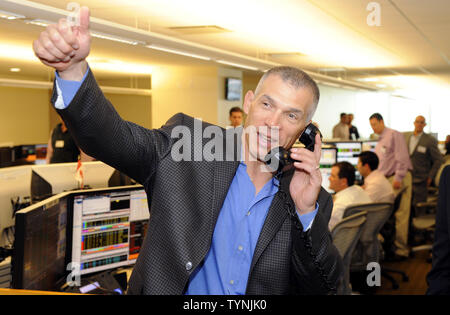 New York Yankees Manager Joe Girardi steht unter Händlern und Vertrieb Händler auf 2013 BTIG Provisionen für Nächstenliebe Tag in New York City am 14. Mai 2013. UPI Stockfoto