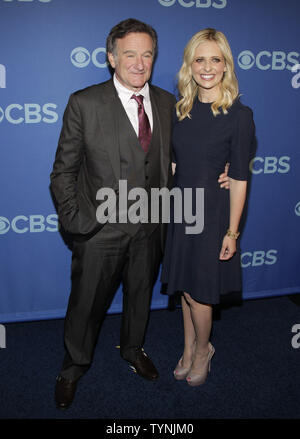 Robin Williams und Sarah Michelle Gellar kommen auf dem roten Teppich an der 2013 CBS Upfront Präsentation am Lincoln Center in New York City am 15. Mai 2013. UPI/John angelillo Stockfoto