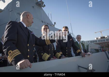 BALTIMORE (Nov. 18, 2016) Chef der Naval Operations (CNO) Adm. John Richardson besucht HDMS Peter Willemoes (F 362) der Royal Danish Navy und traf mit seinem dänischen Amtskollegen hinten Adm. Frank Trojahn, Leiter des militärischen Personals. Richardson überprüft Möglichkeiten des neuen Fregatte und diskutiert Möglichkeiten für eine engere Zusammenarbeit und Partnerschaften. Stockfoto