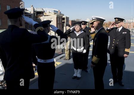 BALTIMORE (Nov. 18, 2016) Chef der Naval Operations (CNO) Adm. John Richardson besucht HDMS Peter Willemoes (F 362) der Royal Danish Navy und traf mit seinem dänischen Amtskollegen hinten Adm. Frank Trojahn, Leiter des militärischen Personals. Richardson überprüft Möglichkeiten des neuen Fregatte und diskutiert Möglichkeiten für eine engere Zusammenarbeit und Partnerschaften. Stockfoto