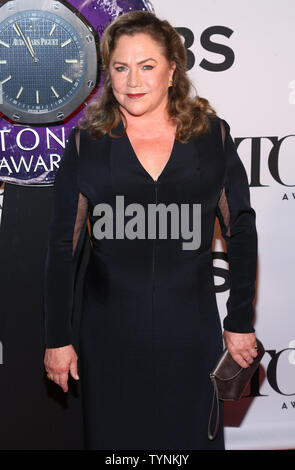 Kathleen Turner kommt auf dem roten Teppich auf der 67. jährlichen Tony Awards in der Radio City Music Hall am Juni 9, 2013 in New York City. UPI/Monika Graff Stockfoto