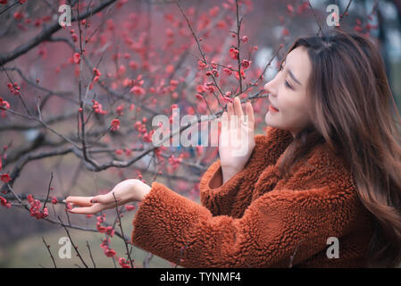 Beauty Portrait Foto Pflaumenblüten Merlin außerhalb Farbe schönes Mädchen winter Stockfoto