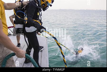 Ein U.S. Army engineer Taucher mit der 511 . Ingenieur Dive Loslösung von Fort Eustis, Virginia, springt von der MG Charles S. Brutto (Logistik Support Vessel-5) und in den Persischen Golf vor der Küste von Kuwait Naval Base, zu üben Tauchen verfahren Nov. 18, 2016. Die zwei Woche Training, Betrieb Deep Blue, erforderliche Armee Taucher ihre Tauchgänge Verfahren zu üben und Reagieren auf Unterwasser Notfallszenarien. Stockfoto