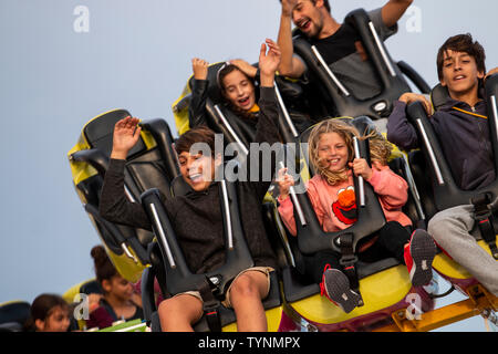 FARO, PORTUGAL - Oktober 2018: Kirmes event Santa Iria mit Spielen, Street Food, Fähre, Räder, Autoscooter und viele verschiedene Aktivitäten. Stockfoto