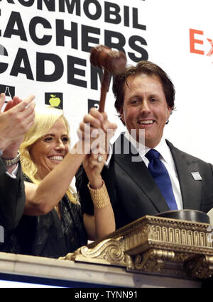 Phil Mickelson, Amy Mickelson und Führungskräfte aus dem Mickelson ExxonMobil Lehrer Akademie Ring der schließenden Glocke an der New Yorker Börse an der Wall Street in New York City am 26. Juli 2013. Im neunten Jahr, die Mickelson ExxonMobil Lehrer Academy ist eine Woche lang Professional Development Program, in denen Dritte durch fünften Klasse Lehrer ihre mathematischen und naturwissenschaftlichen Fähigkeiten verbessern und lernen Wege zu begeistern Ihre Studenten in diesen Fächern inspirieren und. UPI/John angelillo Stockfoto