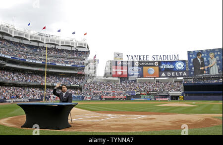 Ehemaliger New York Yankees player Hideki Matsui Wellen zu Fans, bevor eine Zeremonie, wo er offiziell von Baseball als Yankee vor dem Spiel gegen die Tampa Bay Rays gegen die New York Yankees im Yankee Stadium in New York City am 28. Juli 2013 zurückzog. UPI/John angelillo Stockfoto