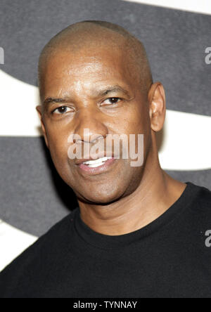 Denzel Washington kommt auf dem roten Teppich bei der Weltpremiere von '2 Guns'An der SVA-Theater in New York City am 29. Juli 2013. UPI/John angelillo Stockfoto