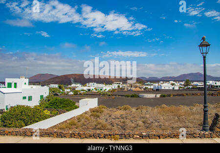 Das Dorf mit weissen Häusern in die Wüste Landschaft der Insel Lanzarote. Dies ist ein geschützter Bereich der UNESCO. Es ist auf den Kanarischen Inseln, Belo Stockfoto