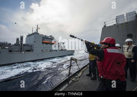 Mittelmeer (Nov. 18, 2016) Segler Schießen während eine Auffüll-anforderung auf See mit der Flotte Auffüllung öler USNS William McLean (T-AKE 12) an Bord des amphibious Transport dock Schiff USS San Antonio (LPD 17) Nov. 18, 2016. San Antonio ist mit dem Wasp Amphibious Ready Gruppe implementiert Maritime Security Operations und Theater Sicherheit Zusammenarbeit in den USA 6 Flotte Bereich der Aktivitäten zu unterstützen. Stockfoto