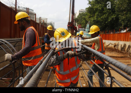 Dhaka, Bangladesch. 27 Juni, 2019. Bauarbeiter arbeiten in der Nähe einer Baustelle in der Nähe des Nationalen Museums am Shahbag. Eine staatliche Organisation, Dhaka Mass Transit Company Limited mit drei ausländische Unternehmen auf Dhaka Metro Rail Projekt arbeiten die extreme Menge an Staus in der Stadt zu lösen. Credit: MD Mehedi Hasan/ZUMA Draht/Alamy leben Nachrichten Stockfoto