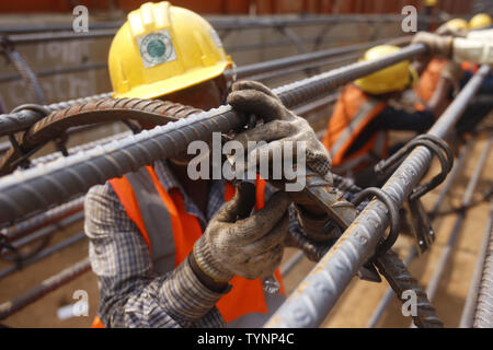 Dhaka, Bangladesch. 27 Juni, 2019. Ein Bauarbeiter arbeiten in der Nähe einer Baustelle in der Nähe des Nationalen Museums am Shahbag. Eine staatliche Organisation, Dhaka Mass Transit Company Limited mit drei ausländische Unternehmen auf Dhaka Metro Rail Projekt arbeiten die extreme Menge an Staus in der Stadt zu lösen. Credit: MD Mehedi Hasan/ZUMA Draht/Alamy leben Nachrichten Stockfoto