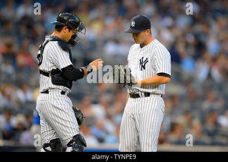 New York Yankees catcher Austin Romine (53) Trifft sich mit Yankees Entlastung Krug Adam Warren (43) auf dem Damm im ersten Inning, als die Yankees die Toronto Blue Jays im Yankee Stadium in New York City am 21. August 2013. UPI/Rich Kane Stockfoto
