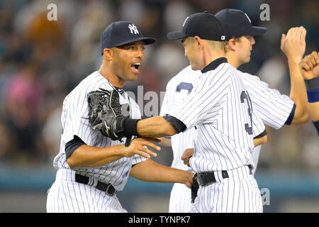 New York Yankees Entlastung Krug Mariano Rivera (42), feiert mit New York Yankees rechter Feldspieler Ichiro Suzuki (31) nach dem Sieg über die Toronto Blue Jays 4-2 im Yankee Stadium in New York City am 21. August 2013. UPI/Rich Kane Stockfoto