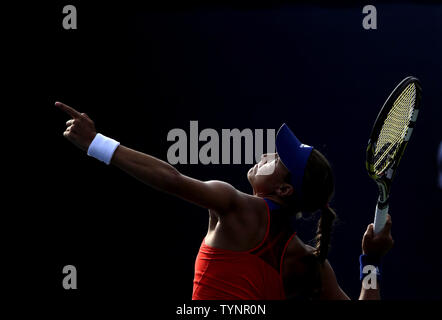 Monica Puig de Puerto Rico dient der Alisa Kleybanova von Russland im ersten Satz Ihrer ersten Runde in Tag einer an den US Open Tennis Championships am USTA Billie Jean King National Tennis Center in New York City am 26. August 2013. UPI/John angelillo Stockfoto