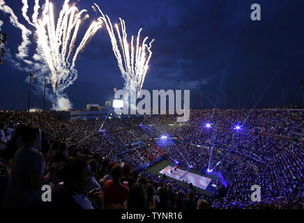 Feuerwerk gehen während der öffnung Nacht Zeremonien bei Arthur Ashe Stadium am Tag einer an den US Open Tennis Championships am USTA Billie Jean King National Tennis Center in New York City am 26. August 2013. UPI/John angelillo Stockfoto