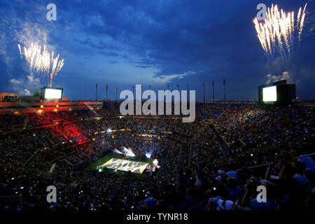 Feuerwerk gehen während der öffnung Nacht Zeremonien bei Arthur Ashe Stadium am Tag einer an den US Open Tennis Championships am USTA Billie Jean King National Tennis Center in New York City am 26. August 2013. UPI/John angelillo Stockfoto