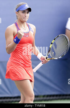 Monica Puig de Puerto Rico reagiert, nachdem er einen Punkt im ersten Satz Ihres gegen Alisa Kleybanova von Rußland in Tag einer an den US Open Tennis Championships am USTA Billie Jean King National Tennis Center in New York City am 26. August 2013. UPI/John angelillo Stockfoto