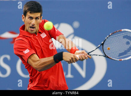 Novak Djokovic aus Serbien liefert den Ball zu Ricardas Berankis Litauens in der ersten Runde eine Aktion an der U.S. Open Championship am USTA Billie Jean King National Tennis Center statt, am 27. August 2013 in New York City. UPI Foto/Monika Graff Stockfoto