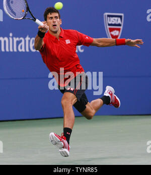 Novak Djokovic aus Serbien liefert den Ball zu Ricardas Berankis Litauens in der ersten Runde eine Aktion an der U.S. Open Championship am USTA Billie Jean King National Tennis Center statt, am 27. August 2013 in New York City. UPI Foto/Monika Graff Stockfoto