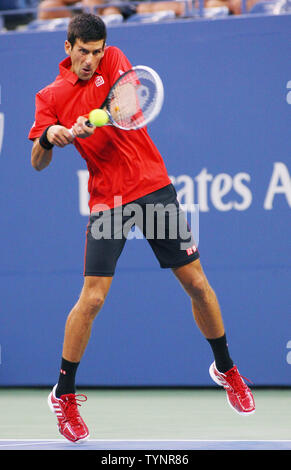 Novak Djokovic aus Serbien liefert den Ball zu Ricardas Berankis Litauens in der ersten Runde eine Aktion an der U.S. Open Championship am USTA Billie Jean King National Tennis Center statt, am 27. August 2013 in New York City. UPI Foto/Monika Graff Stockfoto