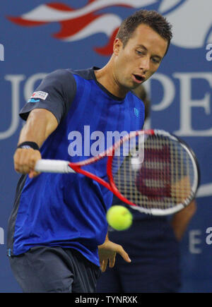 Philipp Kohlschreiber Deutschland gibt den Ball zu Rafael Nadal aus Spanien im ersten Satz Ihres vierten Runde an der U.S. Open Championship am USTA Billie Jean King National Tennis Center am 2. September statt, 2013 in New York City. UPI Foto/Monika Graff Stockfoto