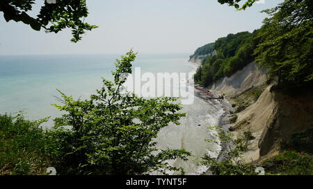 Blick auf die Kreidefelsen auf der Insel Rügen und Ostsee Stockfoto