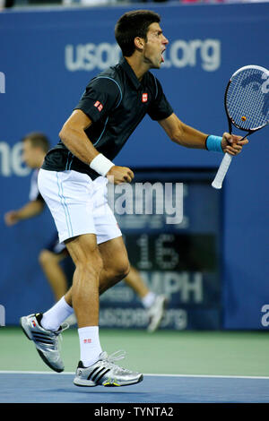 Novak Djokovic aus Serbien reagiert, nachdem Essen den ersten Satz von Mikhail Youzhny in Russland während ihrer viertelfinalegleichen an der U.S. Open Championship statt am USTA Billie Jean King National Tennis Center am 5. September 2013 in New York City. UPI Foto/Monika Graff Stockfoto