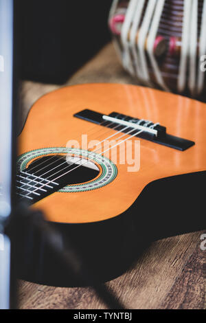 Akustik Gitarre, Cajon und Tabla - Blick auf die Instrumente für die Fusion der östlichen und westlichen Musik, aber auch Jazz und Blues. Stockfoto