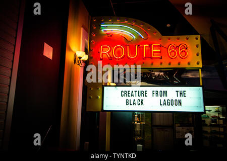 Elk City, Oklahoma, USA - 27. April 2019: Retro neon Zeichen einer Route 66 fahren Sie auf der historischen Route 66 Museum in Oklahoma. Stockfoto