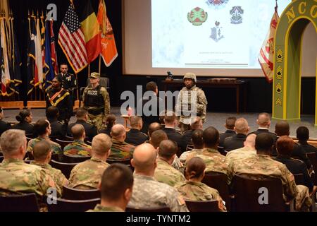 Untere Soldaten Soldaten mit der US-Armee Garnison Benelux nehmen jeweils eine Intensivierung in eines der neuen Benelux nicht Unteroffizieren (NCOs) und sprechen eine Anfrage, wie um sich zu vergewissern, dass sie gepflegt und Gefüttert oder mit Respekt behandelt, oder unterrichtet werden, oder klug bei der US-Armee Garnison Benelux NCO Induktion Zeremonie führte zu Gastgeber sein 39th Signal Battalion im Obersten Hauptquartier der Alliierten Mächte in Europa (SHAPE) Hauptgebäude Auditorium, Mons, Belgien, November 18, 2016. Dieser Teil der Zeremonie wird als "ein Soldat Request" Stockfoto