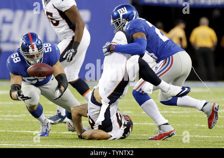 New York Giants Mark Herzlich nicht für Denver Broncos Eric Decker, die in der zweiten Hälfte, in Woche 2 der NFL Saison an MetLife Stadium in East Rutherford, New Jersey am 15. September 2013 Verordnungdrogeverkäufen erhält bestimmt abzufangen. Die Broncos die Riesen besiegte 41-23. UPI/John angelillo Stockfoto